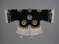 藏品(黑地女用繡花長袖禮服（上衣）)的圖片